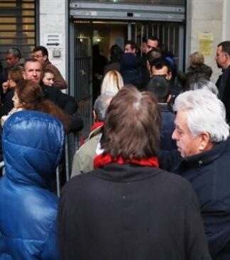 REUTERS: Έρχονται ακόμα δυσκολότερες ημέρες για τους απλούς Έλληνες