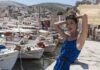 ΥΔΡΑ: Διάσημη Blogger φωτογραφίζεται και διαφημίζει σε όλο τον κόσμο! (Φωτο)