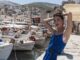 ΥΔΡΑ: Διάσημη Blogger φωτογραφίζεται και διαφημίζει σε όλο τον κόσμο! (Φωτο)