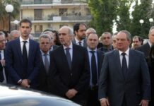 Συγκίνηση στη κηδεία του Ευάγγελου Μπασιάκου – Συντετριμμένος ο Καραμανλής
