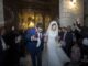 ΚΡΗΤΗ: Γαμπρός και νύφη ΚΟΥΦΑΝΑΝ το παπά στο γάμο τους!! Δείτε τη νέα μόδα στο μυστήριο