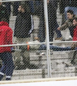 Σοκ οπαδός του ΠΑΟΚ έπεσε από την κερκίδα