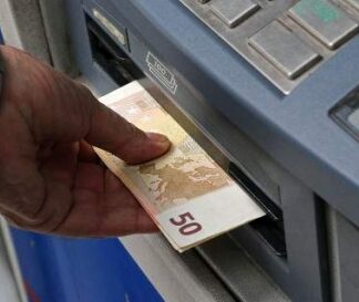 ΒΟΜΒΑ: Καταθέσεις ύψους 4 δισ. ευρώ έκαναν «φτερά» στις αρχές του 2017