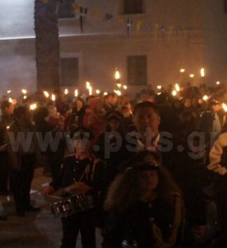 ΠΑΡΟΣ: Κατανυκτική λαμπαδηφορία στα σοκάκια της Παροικίας (ΒΙΝΤΕΟ)