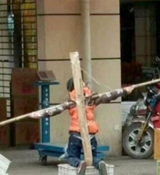 Σοκ: Σταύρωσε τον γιο του επειδή… δεν είχε διαβάσει