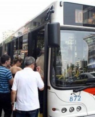 ΕΚΤΑΚΤΟ: Απίστευτο ξύλο σε λεωφορείο στο κέντρο της Αθήνας!