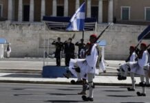 ΠΑΡΕΛΑΣΗ 2017: «Σείστηκε» η Αθήνα με τους Εύζωνες (Βίντεο)