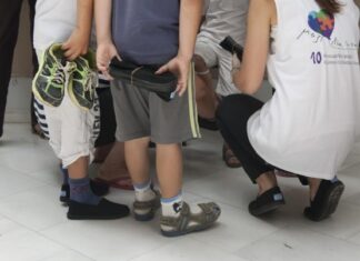 Το Μαζί για το Παιδί μοιράζει καινούρια παπούτσια σε άπορα παιδιά από την Θράκη έως την Κρήτη