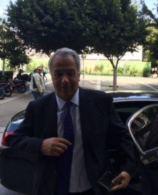 “Πρωθυπουργική” απόβαση Βορίδη στο Δημαρχείο Πειραιά… Με πολυτελές ΙΧ στην Πλατεία Κοραή! (ΦΩΤΟ)