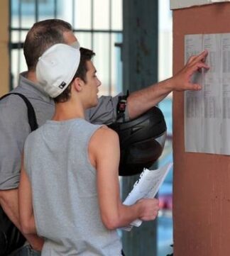 ΠΑΝΕΛΛΗΝΙΕΣ 2017: Δείτε σε ποιες σχολές θα «εκτοξευθούν» οι βάσεις