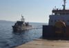 Ακυβέρνητο φορτηγό πλοίο ρυμουλκείται στο λιμάνι του Πειραιά