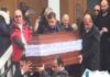 Σπαρακτικό: Βίντεο από το τελευταίο αντίο μάνας και γιου στην Πτολεμαΐδα! Συντετριμμένος πίσω από το κοινό φέρετρο ο πατέρας!