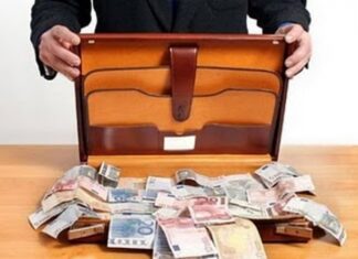 Διάλογος ΦΩΤΙΑ που καίει τον αρχιεκβιαστή Δήμαρχο – Οι συνομιλίες και η διαδρομή του μαύρου χρήματος