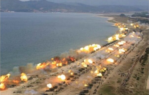 Ανατριχιαστικές εικόνες ΠΟΛΕΜΟΥ από την Β.Κορέα – Νέα επίδειξη ισχύος από Κιμ Γιονγκ Ουν