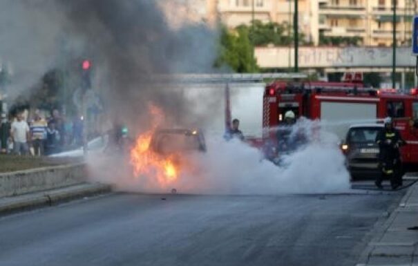Πρόλαβε να βγει ο οδηγός: Αυτοκίνητο πήρε φωτιά εν κινήσει στην Πατρών-Κορίνθου