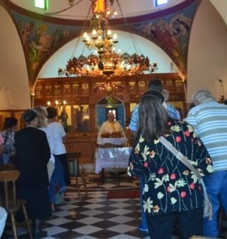 Ρεσιτάλ παπά στη Νάξο – Το BINTEO από την πρώτη Ανάσταση που έγινε viral
