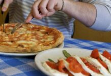 ΘΑ ΠΑΘΕΤΕ ΠΛΑΚΑ: Πόσο κοστίζει η πίτσα των 15 ευρώ που αγοράζεις;