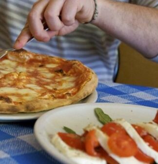 ΘΑ ΠΑΘΕΤΕ ΠΛΑΚΑ: Πόσο κοστίζει η πίτσα των 15 ευρώ που αγοράζεις;