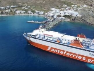 Φολέγανδρος: Το «Αδαμάντιος Κοραής» αποδίδει τιμές στη θαυματουργή εικόνα της Παναγίας (BINTEO)