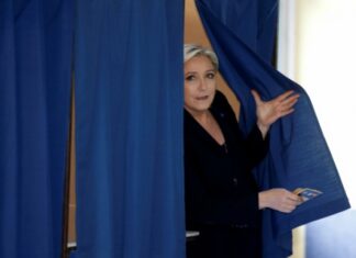 ΓΑΛΛΙΚΕΣ ΕΚΛΟΓΕΣ: Τι έκανες Λε Πεν ένα λεπτό στο παραβάν; (Βίντεο)