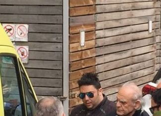 Σκιά του εαυτού του ο Άκης Τσοχατζόπουλος – Υποβασταζόμενος βγήκε από το νοσοκομείο