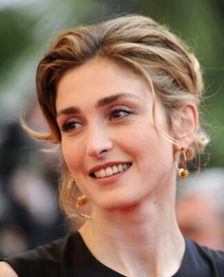 Η μοιραία γυναίκα για τον Ολάντ Julie Gayet στην Αίγινα