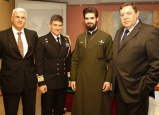 ΣΕΒΑΣΜΟΣ: Φοράει ράσο μαζί με πουλάδα των Ειδικών Δυνάμεων! (ΦΩΤΟ)