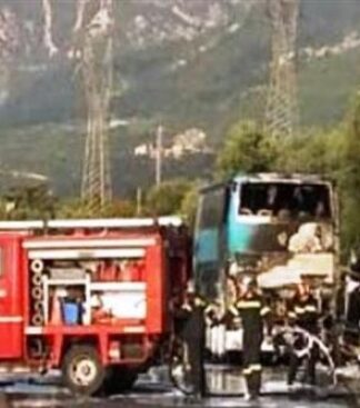 Φωτιά σε σχολικό λεωφορείο στην Πάτρα – Από θαύμα σώθηκαν 67 μαθητές του 3ου Λυκείου Γλυφάδας