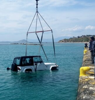 Συναγερμός στην Αίγινα – Αυτοκίνητο έπεσε στο λιμάνι