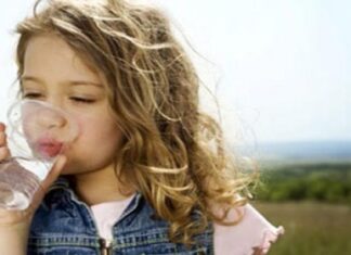 Πόσο νερό πρέπει να πίνει ένα παιδί; Όλα όσα πρέπει να γνωρίζετε