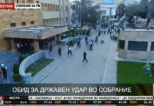 ΕΚΤΑΚΤΟ: Εκτός ελέγχου η κατάσταση στα Σκόπια – Εισβολή οπαδών του Γκρούεφσκι στη Βουλή (ΦΩΤΟ)