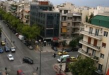 ΕΙΚΟΝΕΣ-ΣΟΚ: Κατεβάζει το παντελόνι της και κάνει την ανάγκη της στη μέση της Αχαρνών! (photos)