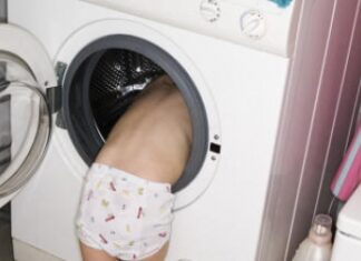 ΕΙΔΗΣΗ ΣΟΚ: Δίδυμα αγοράκια πνίγηκαν στο πλυντήριο μέσα στα 6 λεπτά που η μητέρα τους βγήκε από το σπίτι