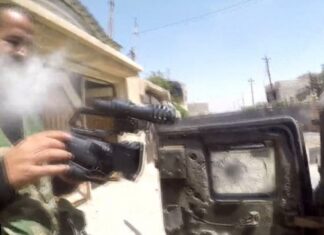 ΣΥΓΚΛΟΝΙΣΤΙΚΟ ΒΙΝΤΕΟ: Κάμερα GoPro γλίτωσε δημοσιογράφο από τη σφαίρα ελεύθερου σκοπευτή στη Μοσούλη