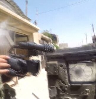 ΣΥΓΚΛΟΝΙΣΤΙΚΟ ΒΙΝΤΕΟ: Κάμερα GoPro γλίτωσε δημοσιογράφο από τη σφαίρα ελεύθερου σκοπευτή στη Μοσούλη
