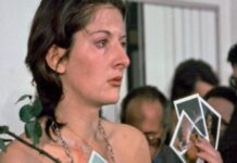 ΣΥΓΚΛΟΝΙΣΤΙΚΟ: Γυναίκα καλλιτέχνης αφήνει το κοινό να κάνει ό,τι θέλει στο σώμα της για 6 ώρες και αυτό που ακολουθεί …είναι τρομακτικό! (ΒΙΝΤΕΟ + ΦΩΤΟ)