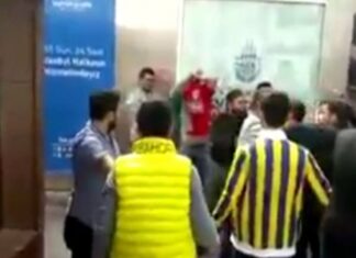 Συνεχίζεται η ένταση – Οπαδοί της Φενέρ βγάζουν τις φανέλες φίλων του Ολυμπιακού – ΒΙΝΤΕΟ