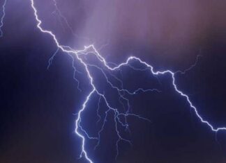 Πάτρα – Απίστευτο: Κεραυνός έπεσε σε σπίτι και έγινε έκρηξη (ΒΙΝΤΕΟ)