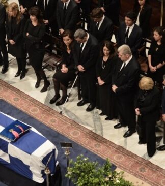 Κηδεία Μητσοτάκη: “Αθάνατος”, “Άξιος” – Στους ώμους των εγγονιών του βγήκε από τη Μητρόπολη (ΦΩΤΟ+ΒΙΝΤΕΟ)