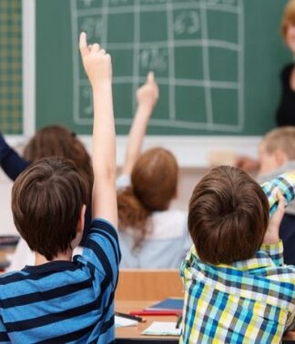 ΠΡΟΣΟΧΗ: Άνδρας με πολυτελές αυτοκίνητο προσπαθεί να αποπλανήσει μαθητές