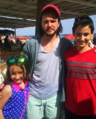 ΣTIΣ ΣΠΕΤΣΕΣ ΤΟ GAME OF THRONES: Ο Τζον Σνόου απόλαυσε τις διακοπές του στο νησί του Αργοσαρωνικού (Φωτο)