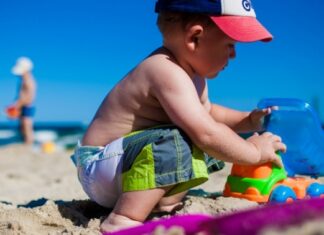 Πέντε κανόνες για να απολαύσει το παιδί ακίνδυνα τον ήλιο