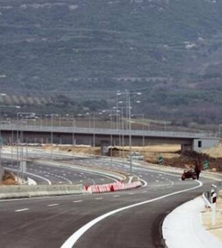 Κινηματογραφική καταδίωξη στην Εγνατία: Ανήλικος μετέφερε 10 μετανάστες