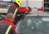 ”ΚΛΑΙΕΙ ΤΟ ΙΝΤΕΡΝΕΤ”: 5 πυροσβέστες προσπαθούν να απεγκλωβίσουν μπόμπιρα ο οποίος το… καταδιασκεδάζει!