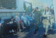 ΣΥΓΚΛΟΝΙΣΤΙΚΗ ΕΙΚΟΝΑ: Oι άνδρες της Προεδρικής Φρουράς αποδίδουν στρατιωτικό χαιρετισμό σε άτομα με ειδικές ανάγκες