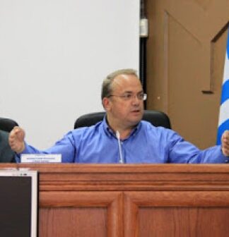 Με την πλάτη στον τοίχο ο δήμαρχος των 3Β Γρ.Κωνσταντέλος για την υπόθεση των καντινών Καβουρίου και όχι μόνο…