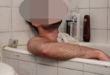 Έλληνας ηθοποιός ποζάρει γυμνός μέσα στην μπανιέρα του (ΦΩΤΟ)