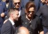 ΣΥΓΚΛΟΝΙΣΤΙΚΟ το «αντίο» της Ντόρας: «Ψηλέ, περήφανε πατέρα μου, σήκω πάνω γιατί άδειασε ο τόπος»! (BINTEO)