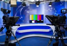 ΑΠΙΣΤΕΥΤΟ ΒΙΝΤΕΟ: Πολιτικός καταπίνει σφήκα την ώρα που κάνει δηλώσεις στα κανάλια