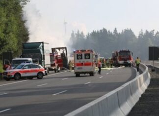 ΕΚΤΑΚΤΟ: Τραγωδία στη Γερμανια: Ανατράπηκε λεωφορείο – Τουλάχιστον 17 αγνοούμενοι